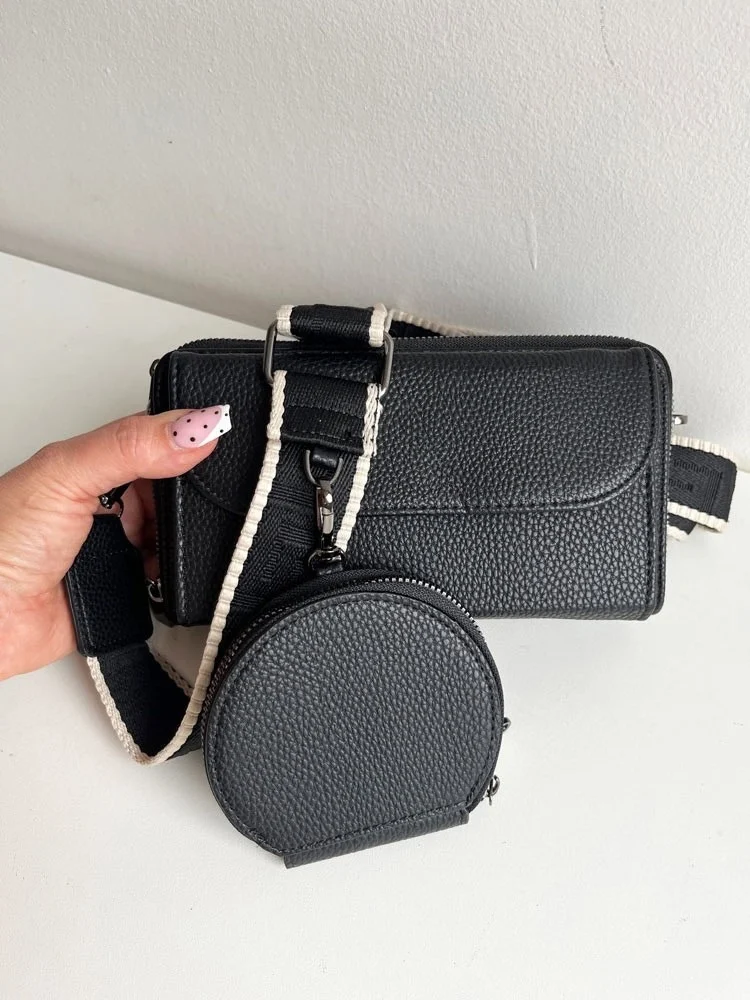 Čierna crossbody a peňaženka v jednom