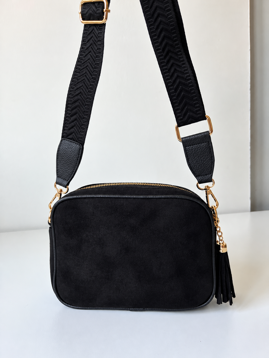 Čierna semišová crossbody kabelka s dvoma priehradkami