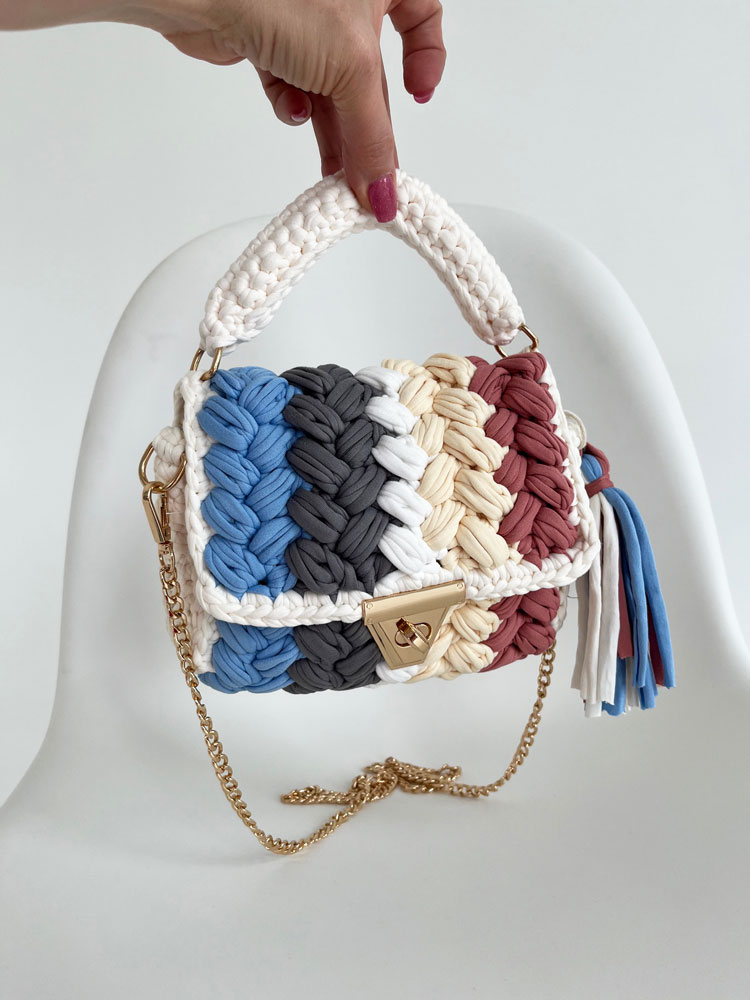 Dámska pletená mini kabelka modro-biela