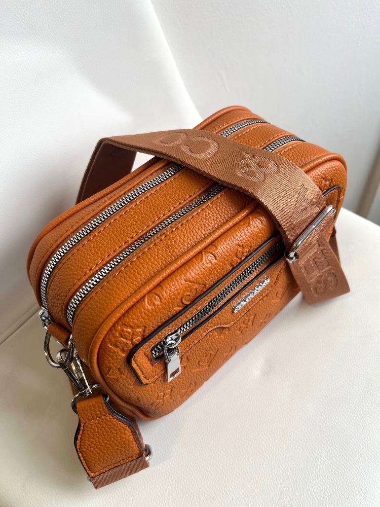 Praktická hnedá crossbody kabelka s priehradkami