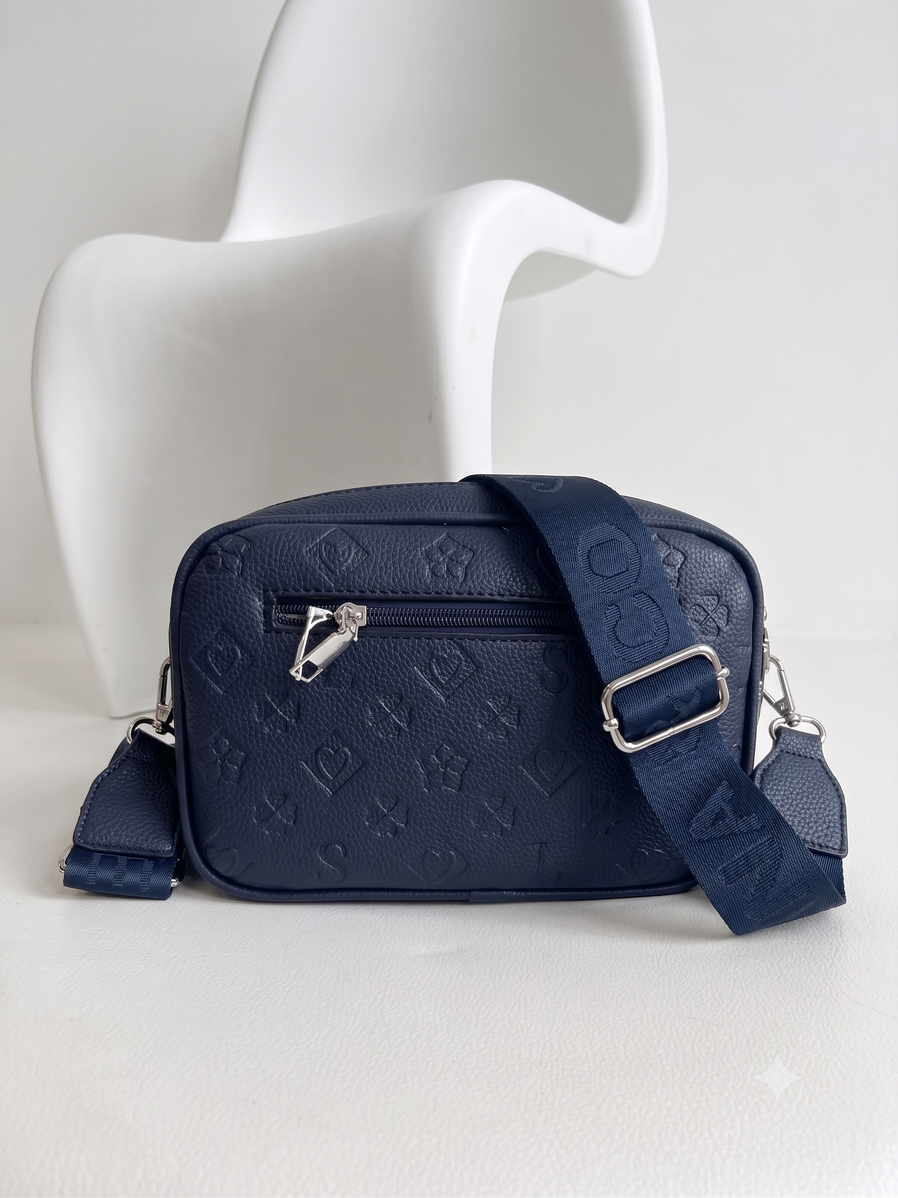 Praktická tmavomodrá crossbody kabelka s priehradkami