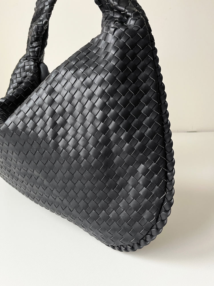 Čierna kabelka na rameno AV8408-black