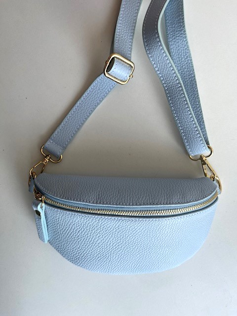 Dámska kožená basic ľadvinka svetlomodrá – minimalistická crossbody kabelka