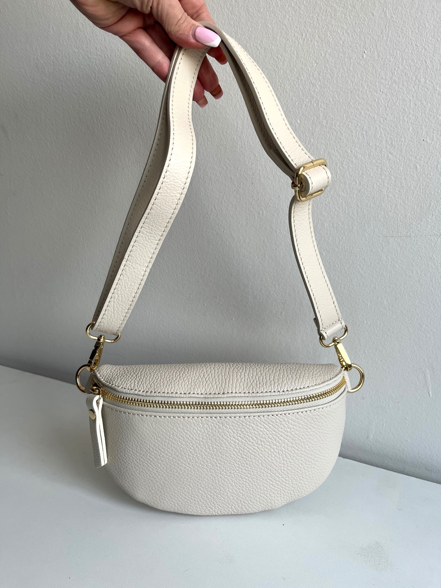 Dámska kožená basic ľadvinka béžová – minimalistická crossbody kabelka