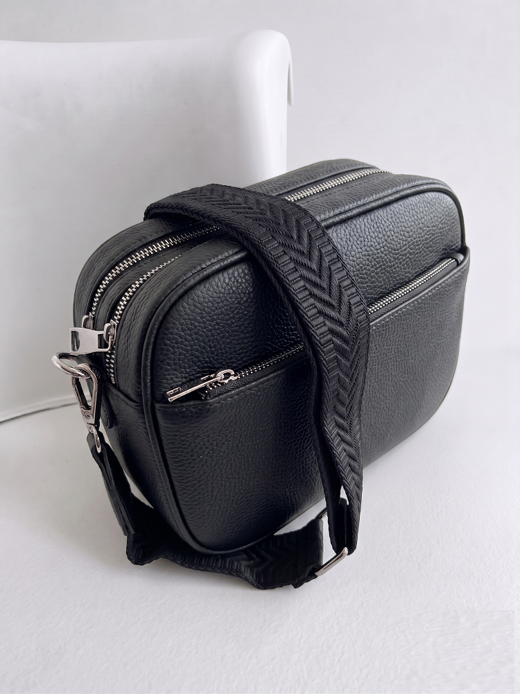 Praktická čierna crossbody kabelka s dvoma priehradkami
