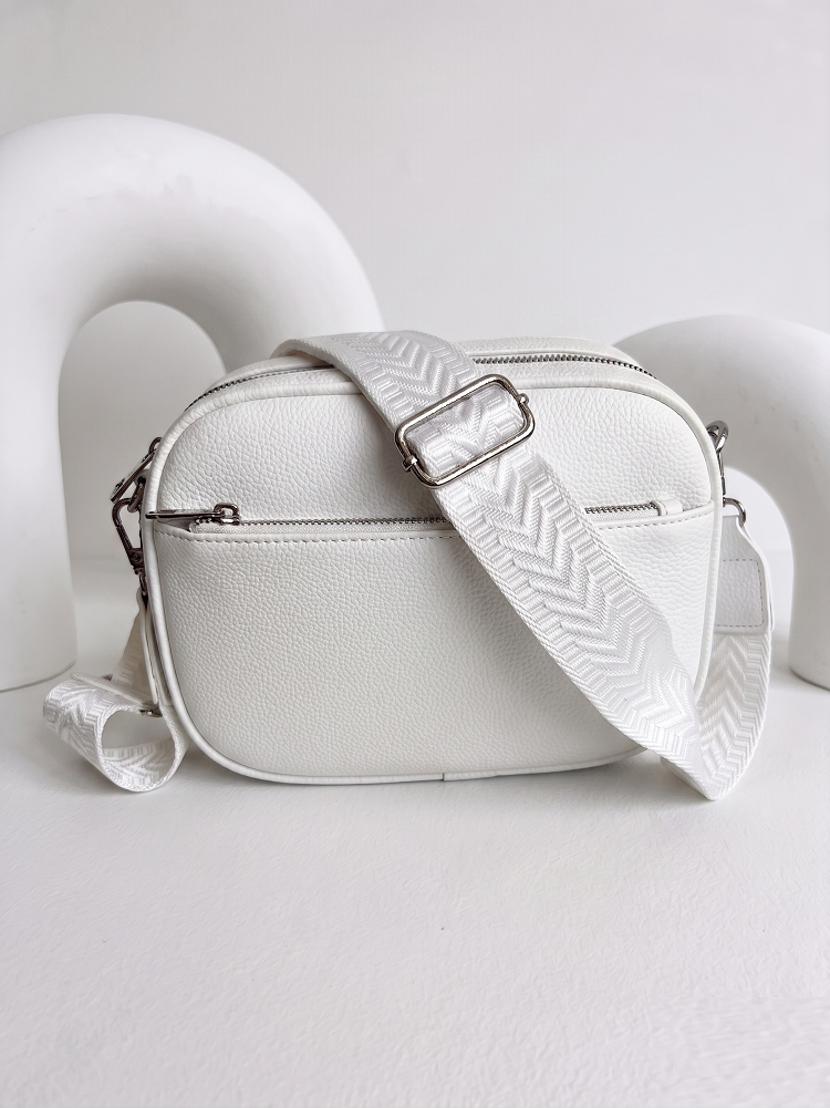 Praktická biela crossbody kabelka s dvoma priehradkami