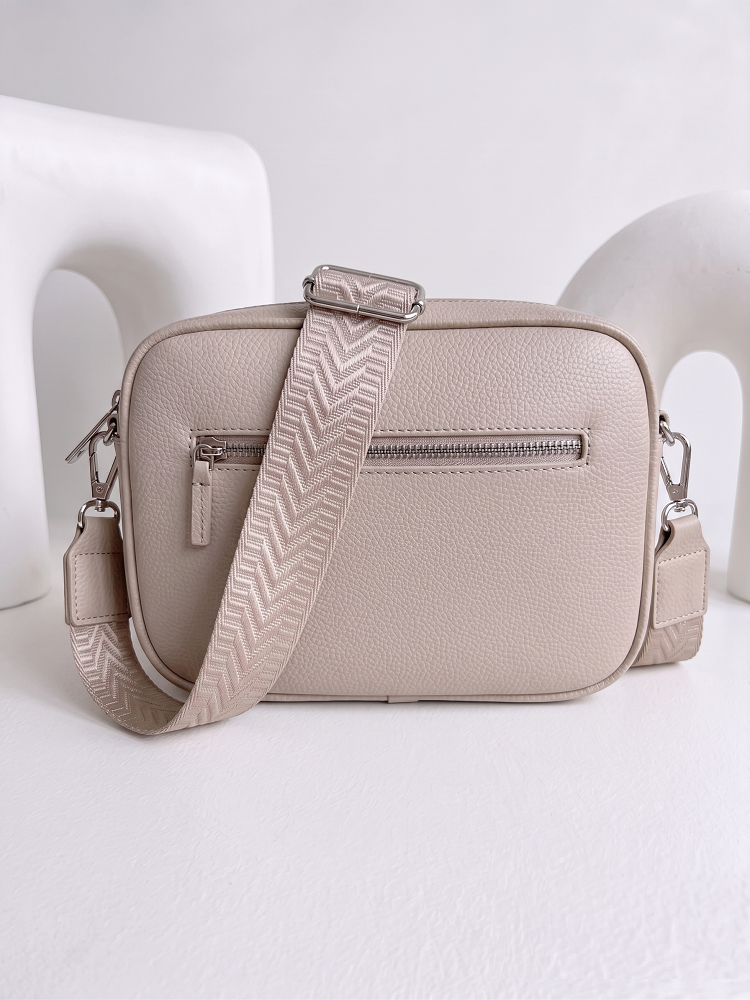 Praktická hnedá crossbody kabelka s dvoma priehradkami