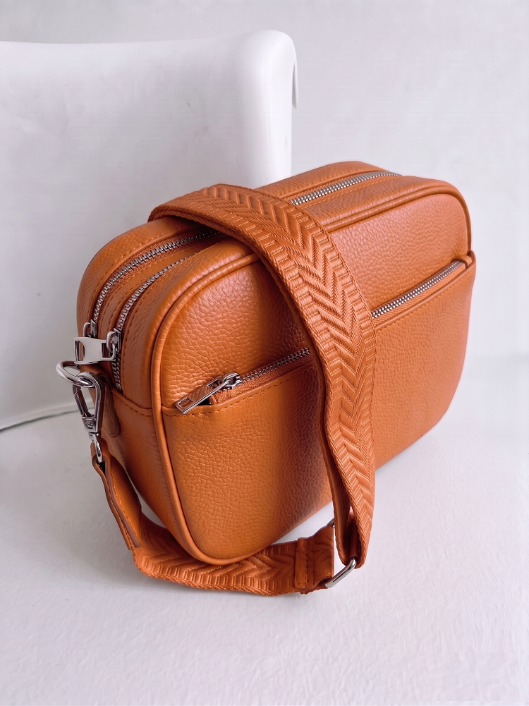 Praktická hnedá crossbody kabelka s dvoma priehradkami
