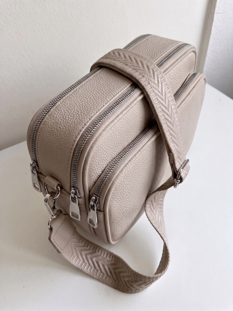 Praktická hnedá crossbody kabelka s dvoma priehradkami
