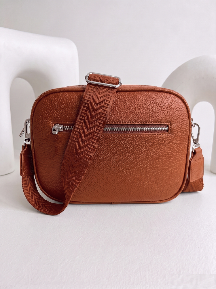 Praktická hnedá crossbody kabelka s dvoma priehradkami
