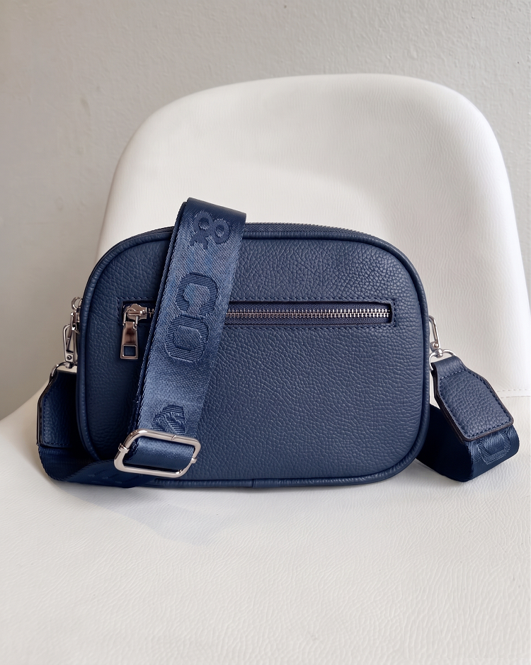 Tmavomodrá crossbody kabelka s 3 priehradkami - malá a praktická