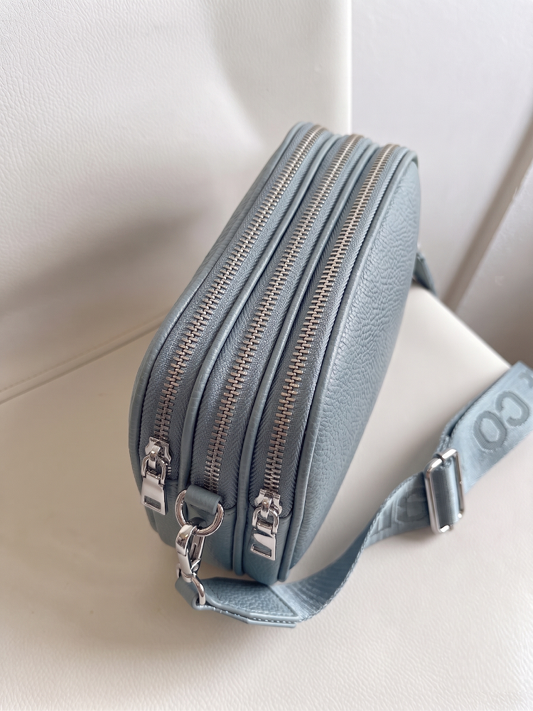 Modrá crossbody kabelka s 3 priehradkami - malá a praktická