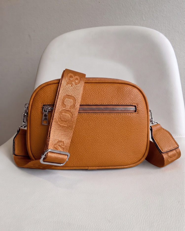 Hnedá crossbody kabelka s 3 priehradkami - malá a praktická