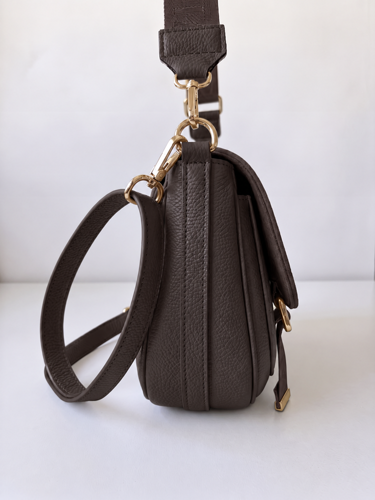 Čokoládová crossbody kabelka s dvoma ramienkami Laura Biaggi