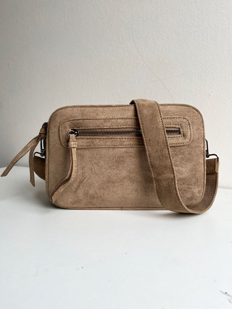 Hnedá semišová crossbody kabelka s dvoma priehradkami