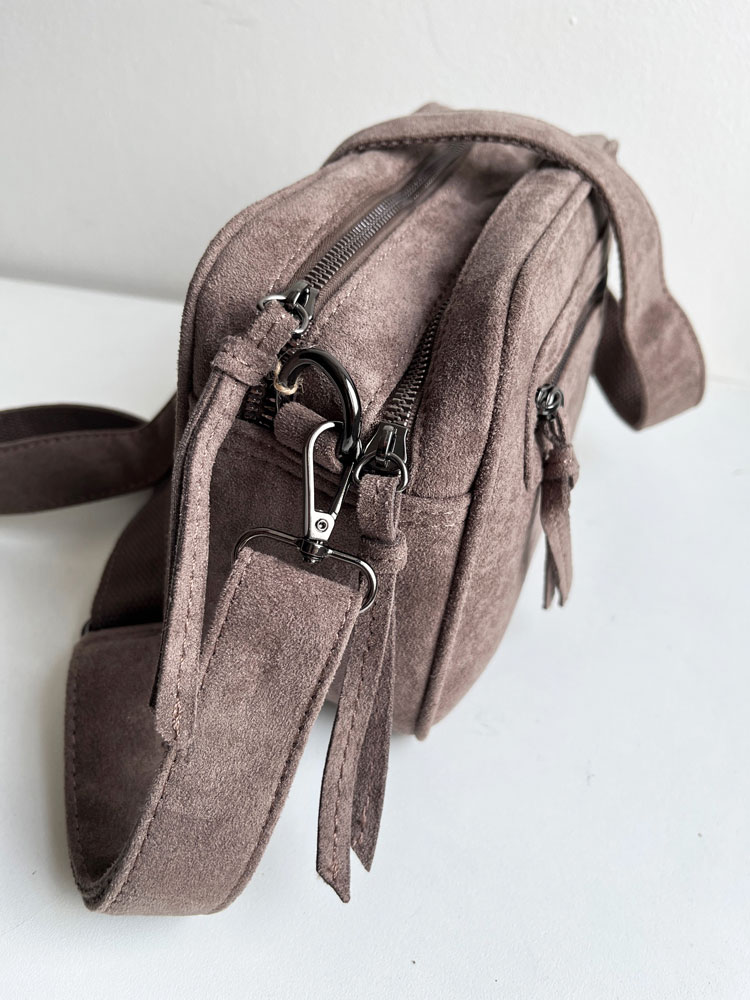 Hnedosivá semišová crossbody kabelka s dvoma priehradkami