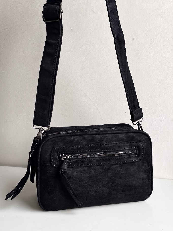 Čierna semišová crossbody kabelka s dvoma priehradkami