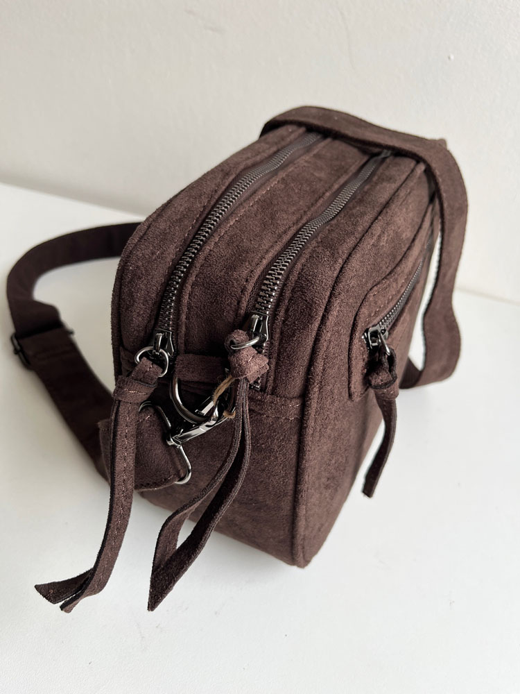 Čokoládová semišová crossbody kabelka s dvoma priehradkami