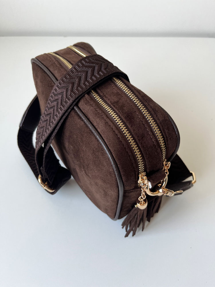 Čokoládová semišová crossbody kabelka s dvoma priehradkami