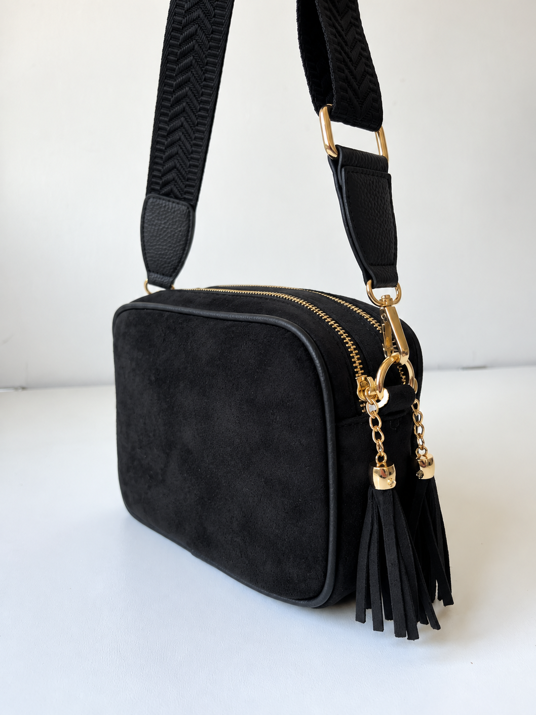 Čierna semišová crossbody kabelka s dvoma priehradkami