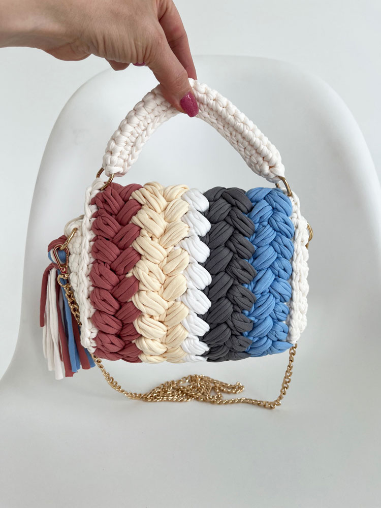 Dámska pletená mini kabelka modro-biela