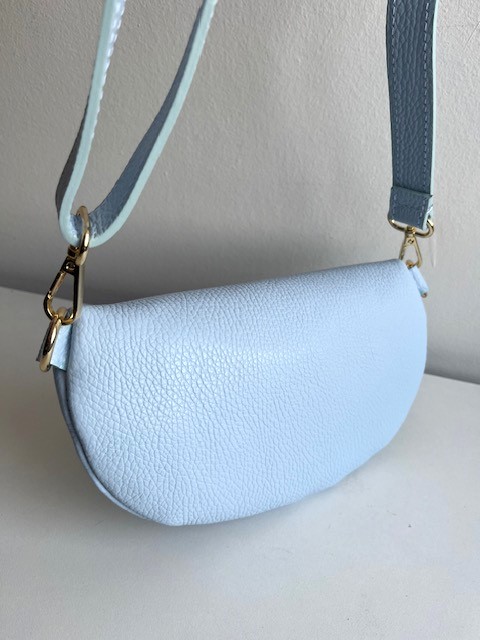 Dámska kožená basic ľadvinka svetlomodrá – minimalistická crossbody kabelka