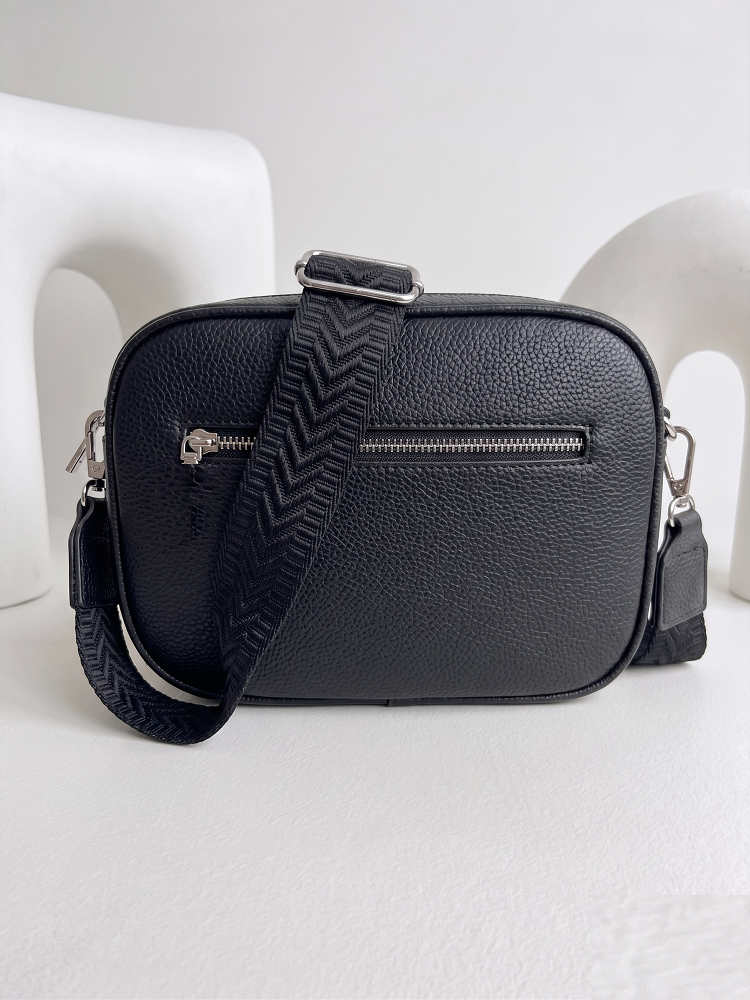 Praktická čierna crossbody kabelka s dvoma priehradkami