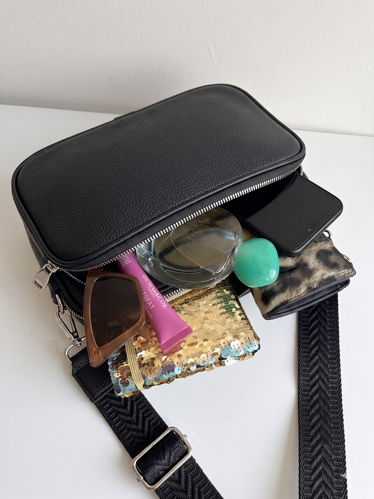 Praktická čierna crossbody kabelka s dvoma priehradkami