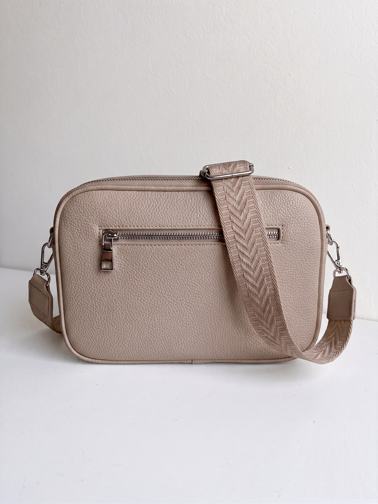 Praktická hnedá crossbody kabelka s dvoma priehradkami