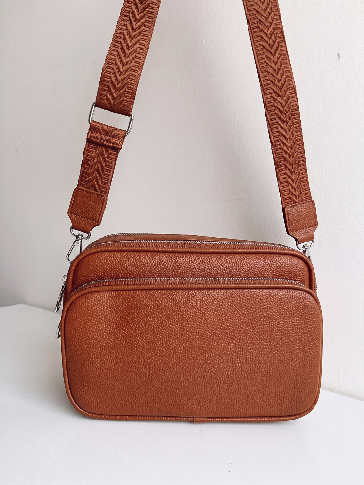 Praktická hnedá crossbody kabelka s dvoma priehradkami