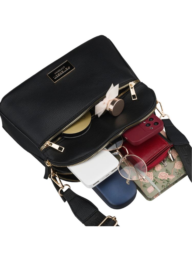 Čierna crossbody kabelka – elegantná. priestranná a dokonale organizovaná
