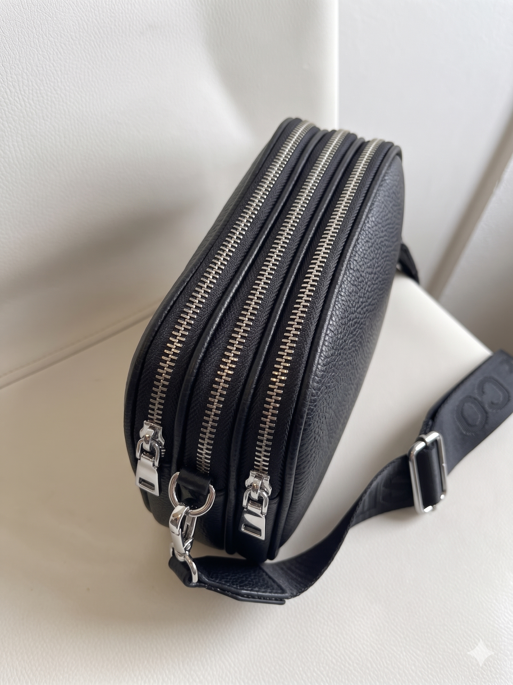 Čierna crossbody s troma priehradkami - malá a praktická