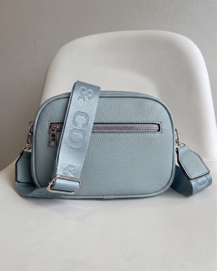 Modrá crossbody kabelka s 3 priehradkami - malá a praktická