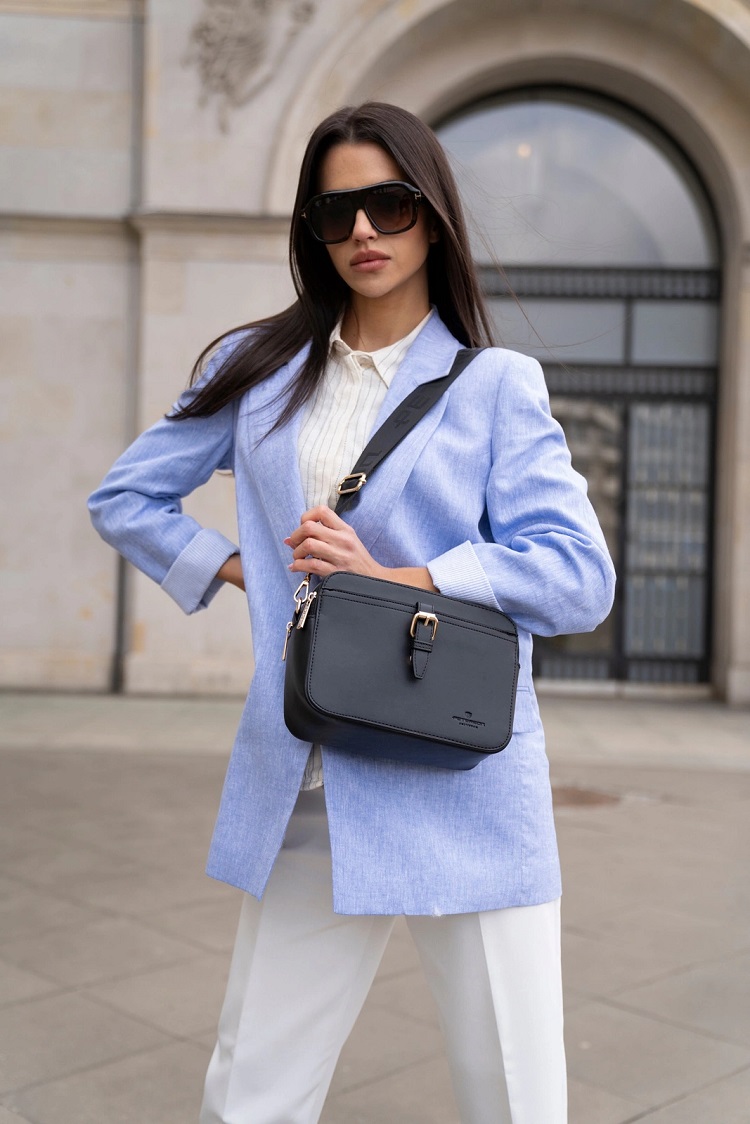 Čierna crossbody kabelka – elegantná s deleným vnútrom