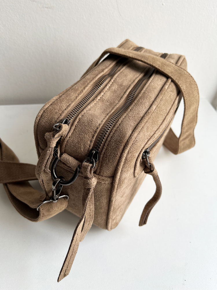 Hnedá semišová crossbody kabelka s dvoma priehradkami
