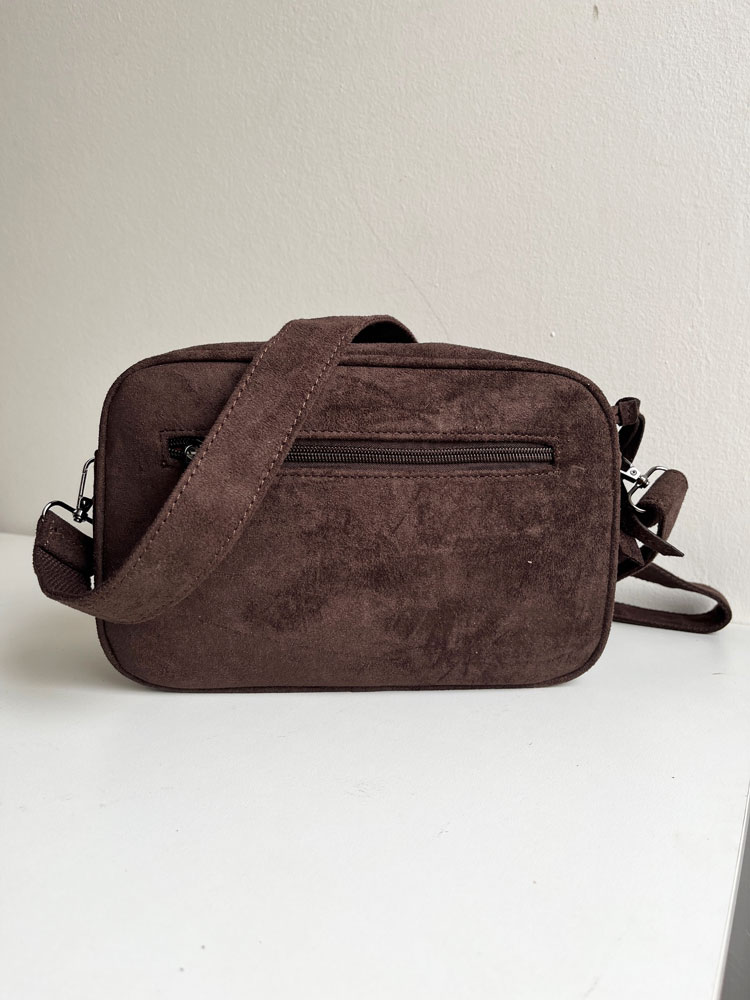 Čokoládová semišová crossbody kabelka s dvoma priehradkami