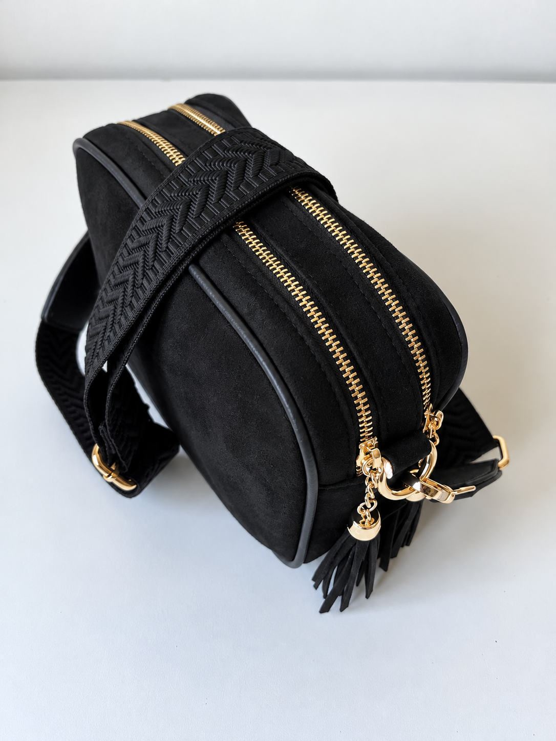 Čierna semišová crossbody kabelka s dvoma priehradkami