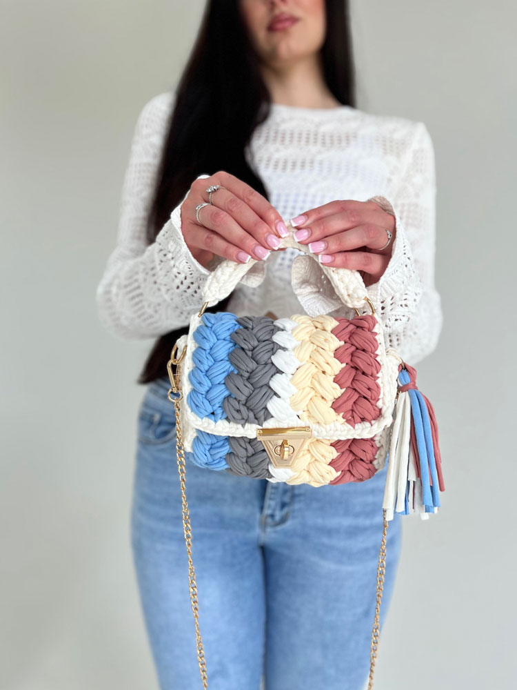 Dámska pletená mini kabelka modro-biela