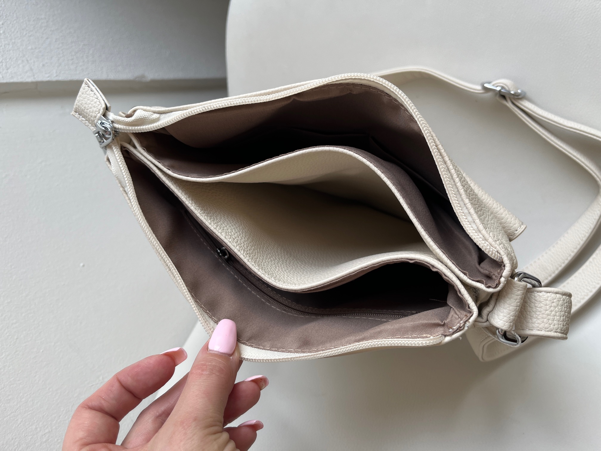 Praktická béžová crossbody kabelka s priehradkami a vreckami