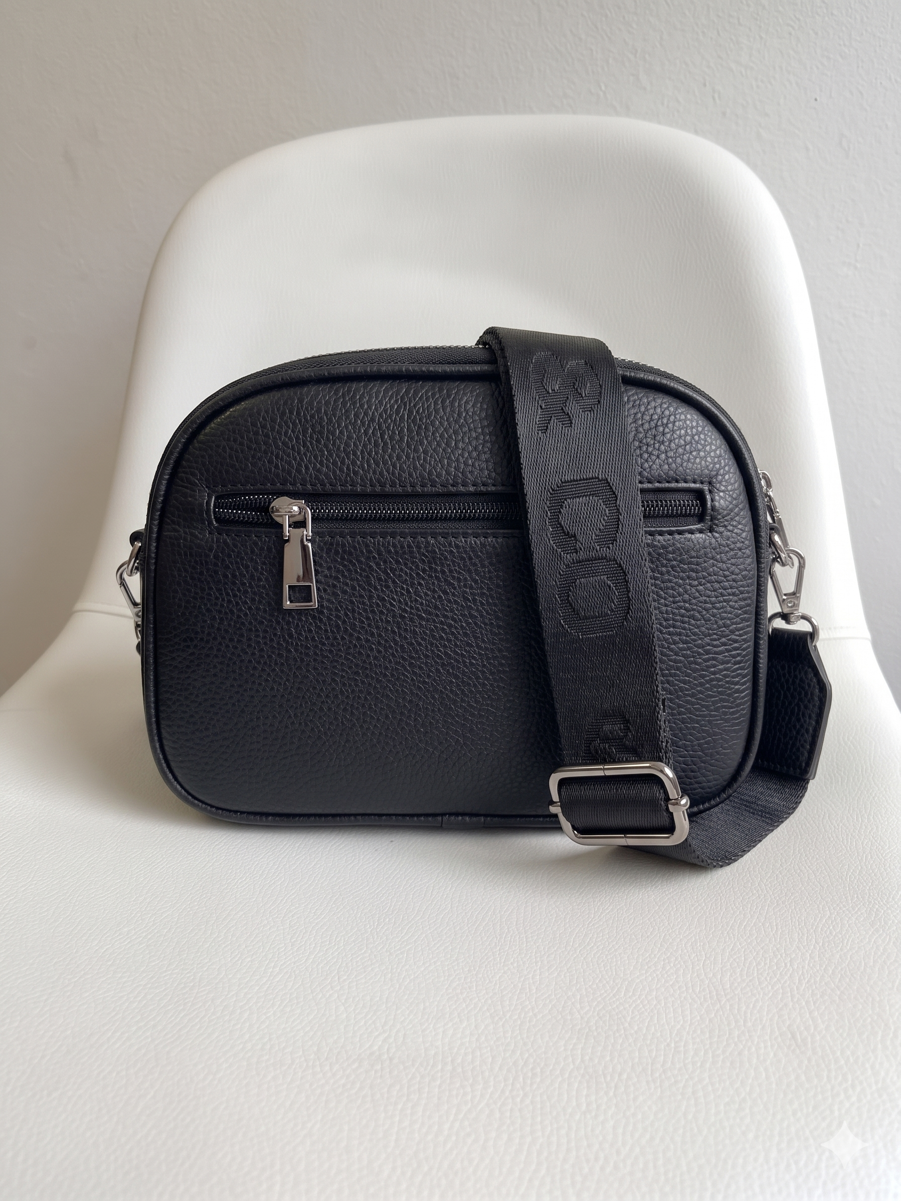 Čierna crossbody s troma priehradkami - malá a praktická