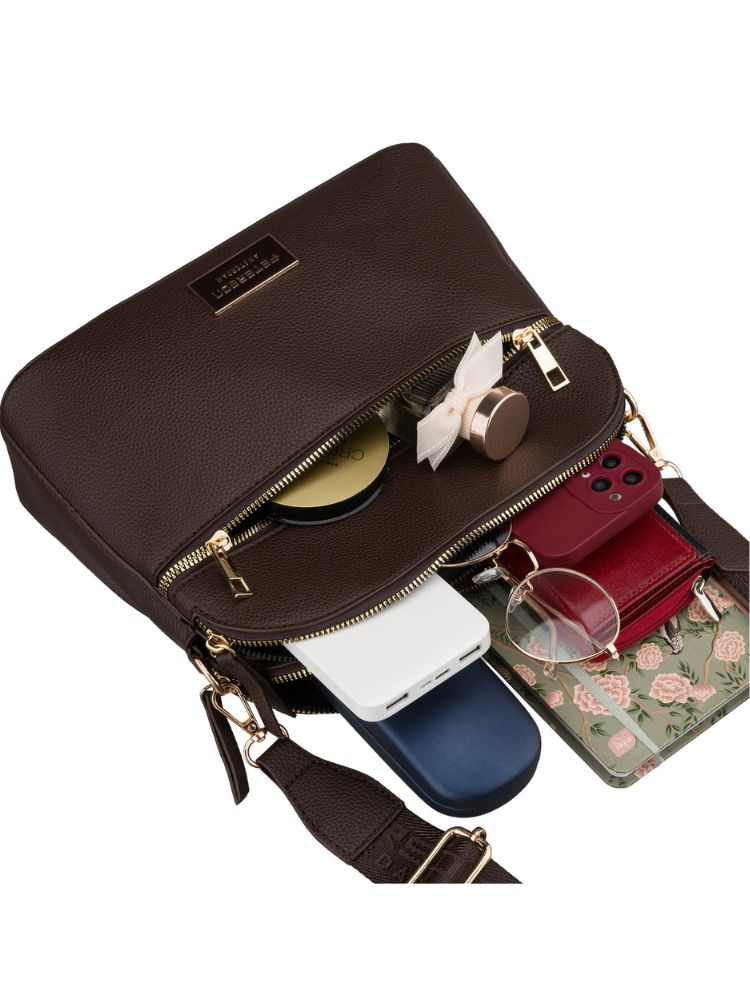 Čokoládová crossbody kabelka – elegantná. priestranná a dokonale organizovaná