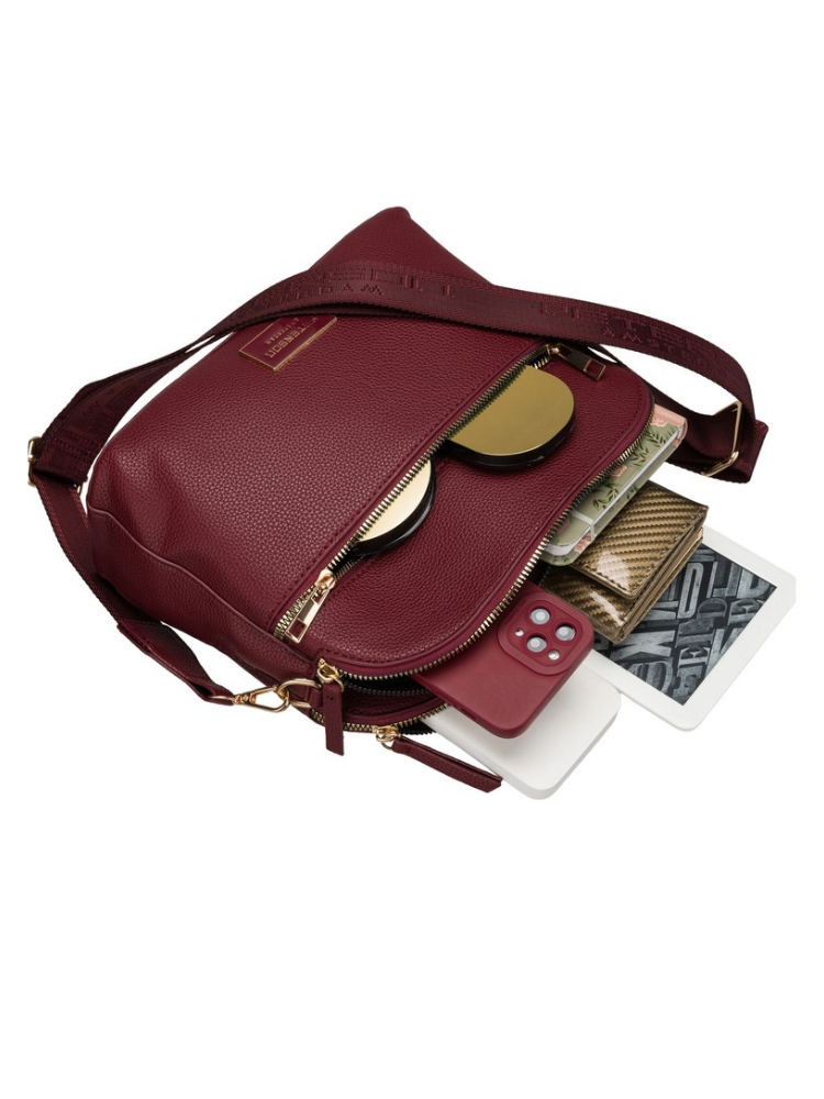 Bordová crossbody kabelka – elegantná. priestranná a dokonale organizovaná