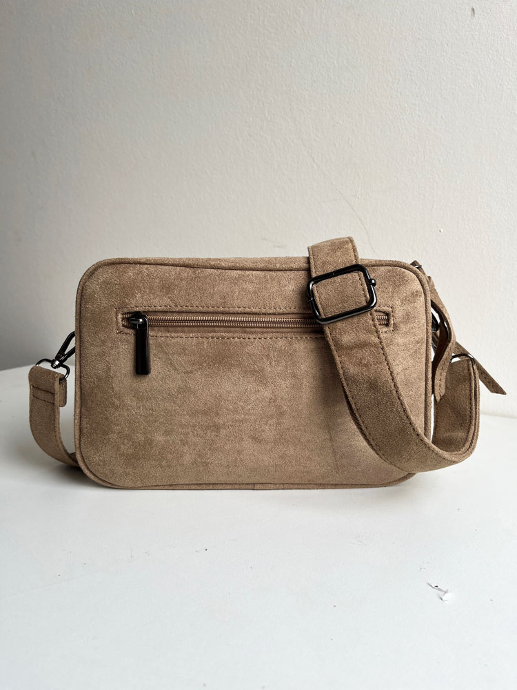 Hnedá semišová crossbody kabelka s dvoma priehradkami