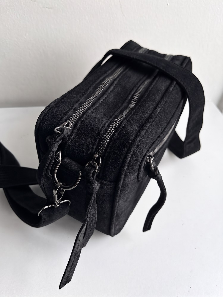 Čierna semišová crossbody kabelka s dvoma priehradkami