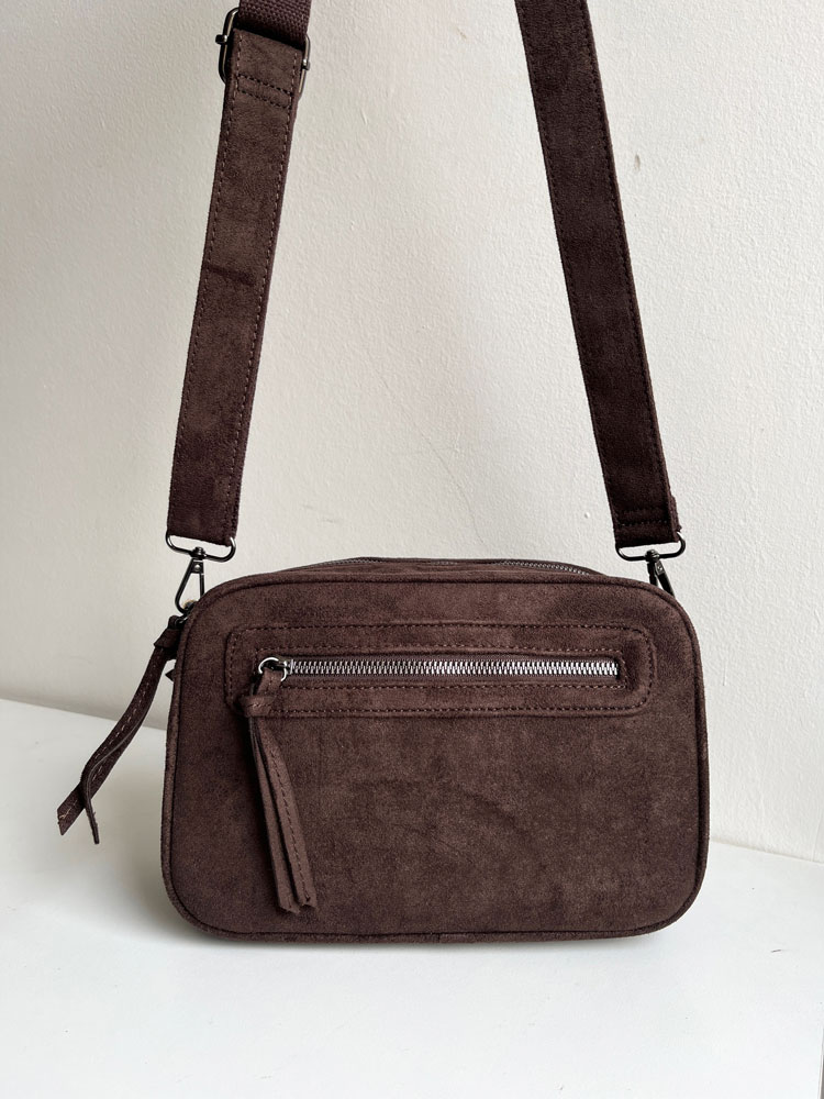 Čokoládová semišová crossbody kabelka s dvoma priehradkami