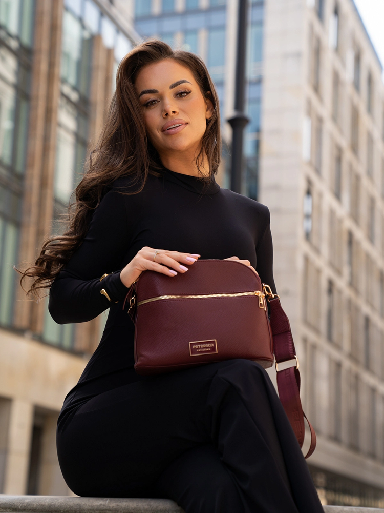 Bordová crossbody kabelka – elegantná. priestranná a dokonale organizovaná