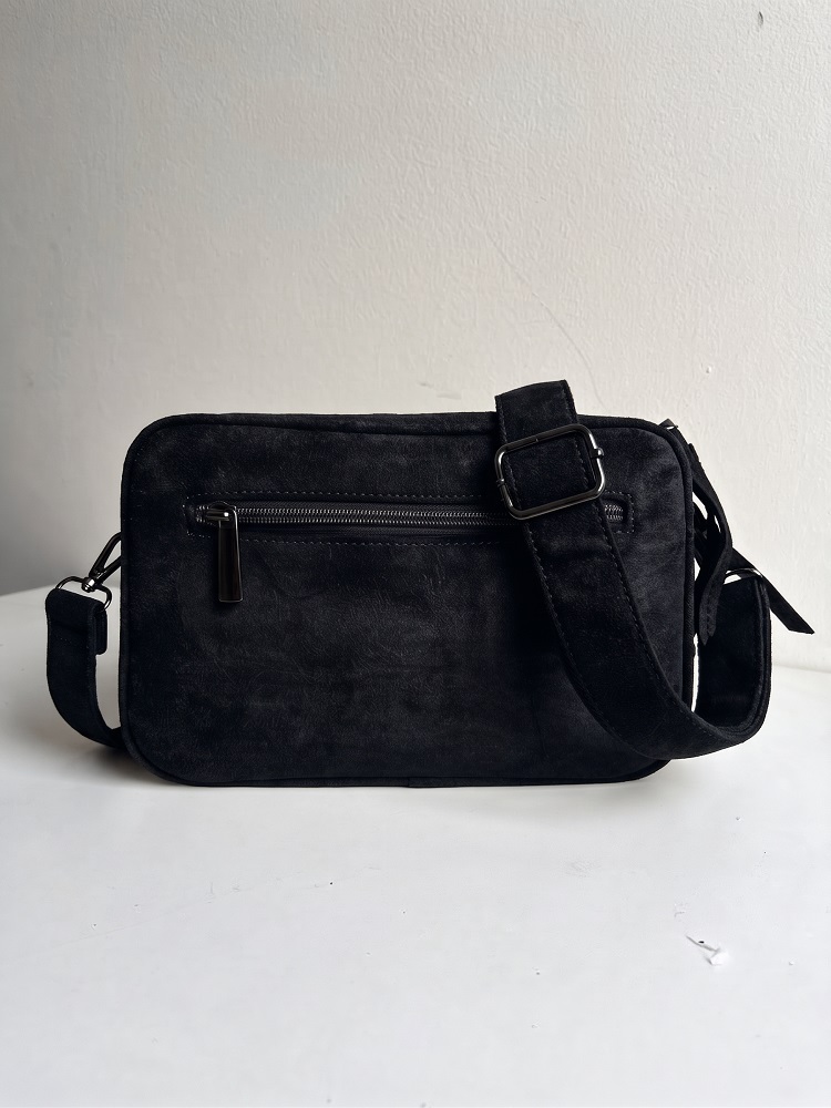 Čierna semišová crossbody kabelka s dvoma priehradkami