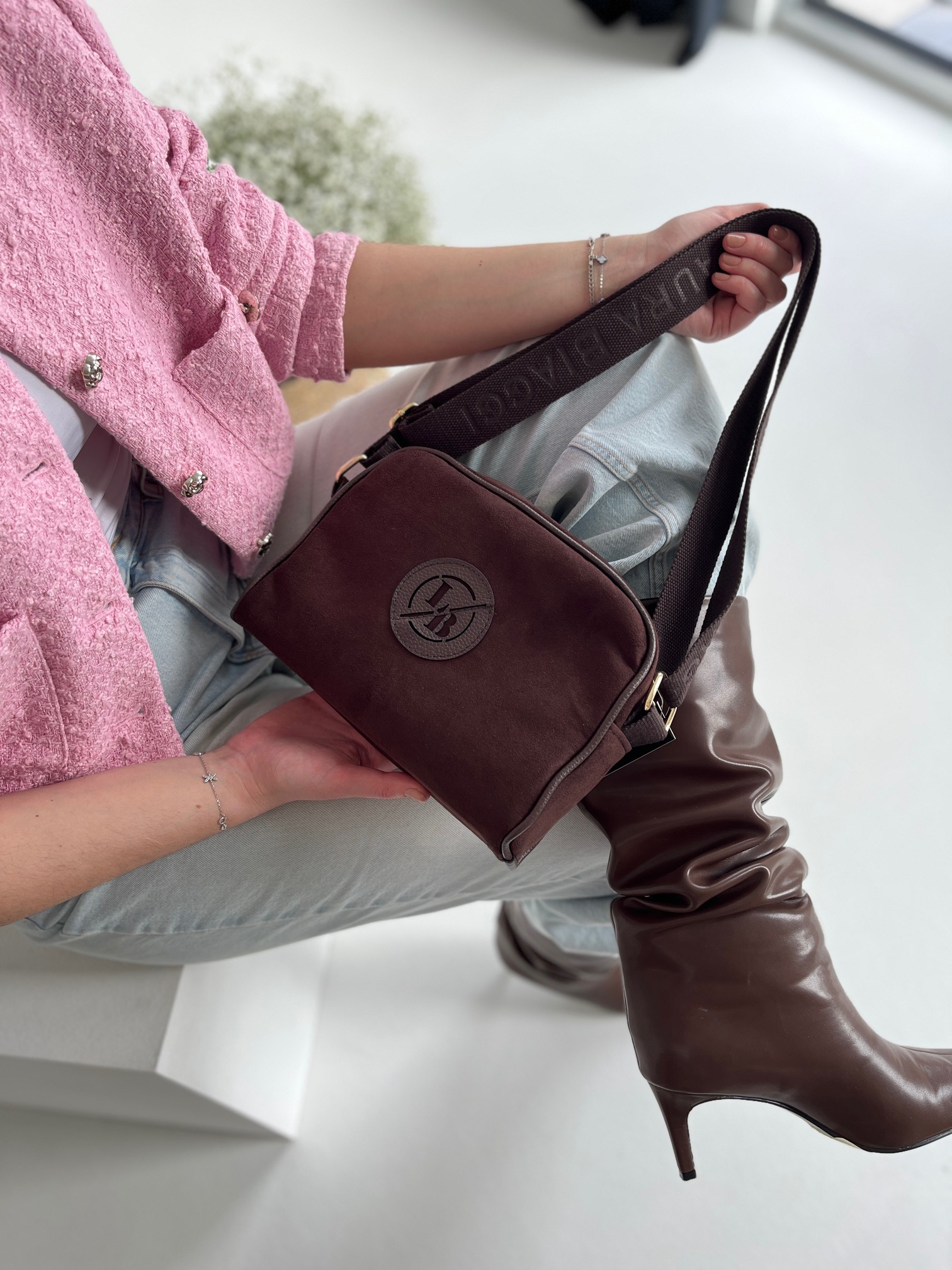 Čokoládová semišová crossbody kabelka Laura Biaggi - praktická na každý deň