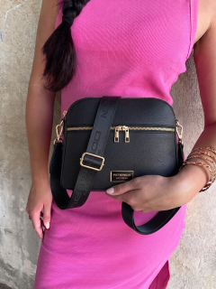 Čierna crossbody kabelka – elegantná. priestranná a dokonale organizovaná