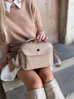 Béžová semišová crossbody kabelka s dvoma priehradkamik